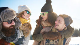 groupe d'amis souriants