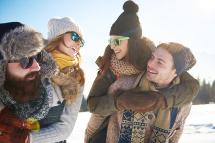 groupe d'amis souriants