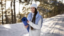 femme heureuse de se rendre au gym en mode résolutions sport nouvel an