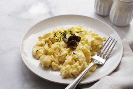 plat d'oeufs brouillés