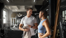 un couple s'entraînant ensemble sur un plateau de musculation.