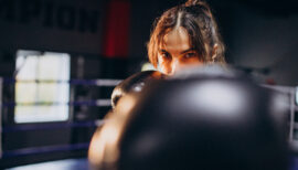 femme au fitness, sur un espace de boxing à Genève