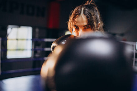 femme au fitness, sur un espace de boxing à Genève