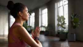 femme faisant du sport et de la méditation au gym