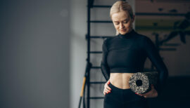 femme en train de s'entraîner pour perdre du ventre au gym