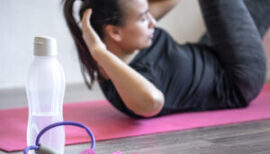 femme faisant son sport en salle