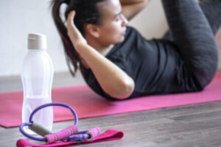 femme faisant son sport en salle