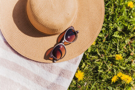 accessoires de protection solaire : chapeau et lunettes de soleil