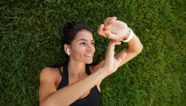 femme sportive ayant une jolie peau