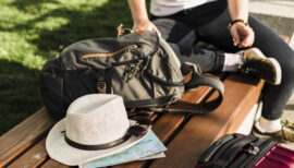 sac de voyage et chapeau pour départ en vacances