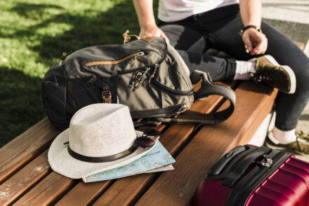 sac de voyage et chapeau pour départ en vacances
