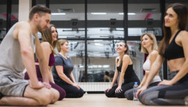 groupe de personnes en salle de cours collectif dans leur salle de sport