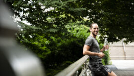 homme faisant du sport outdoor en été