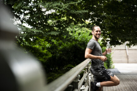 homme faisant du sport outdoor en été