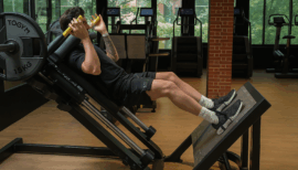 coach sportif à genève sur machine Hack Squat