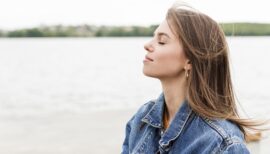 femme respirant en pleine conscience