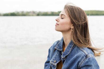 femme respirant en pleine conscience