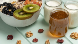bol de granola maison accompagné d'aliments riches en protéines