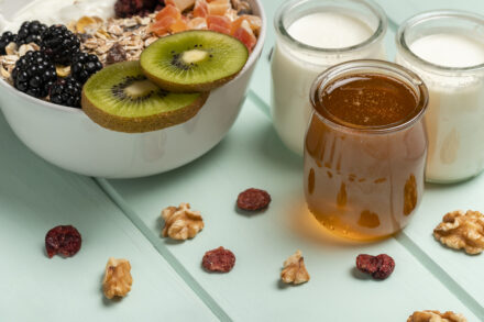 bol de granola maison accompagné d'aliments riches en protéines