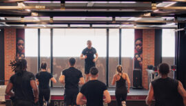 groupe pratiquant un sport collectif en fitness