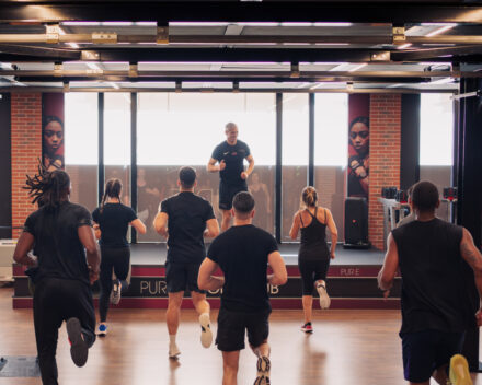 groupe pratiquant un sport collectif en fitness