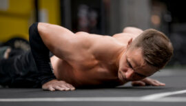 homme en train de faire des pompes