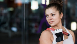 femme sportive qui regarde sur le côté