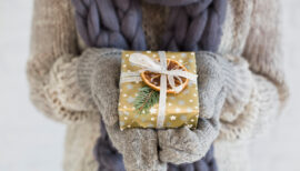 cadeau de noel tenu par une femme