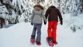 couple en raquettes sur la neige