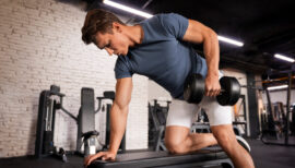 homme faisant des dips en salle de sport