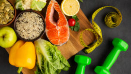 sélection d'aliments brûle graisse à côté d'haltères