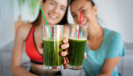 sportives buvant du jus de brocoli