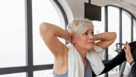 femme ménopausée en salle de sport
