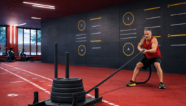 pratiquant d'HYROX faisant un sled pull