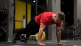 homme pratiquant l'HYROX et faisant l'exercice du Burpee Broad Jumps