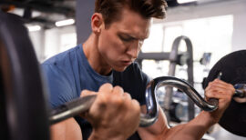 homme faisant de la musculation des bras