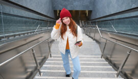 femme montant un escalier faisant son NEAT