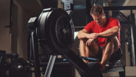homme se préparant à la station rowing en HYROX
