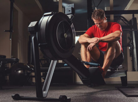 homme se préparant à la station rowing en HYROX