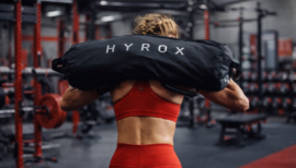 femme faisant des fentes marchées HYROX