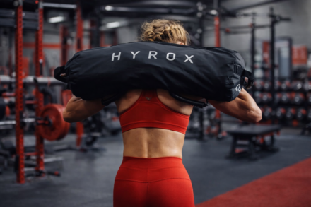 femme faisant des fentes marchées HYROX