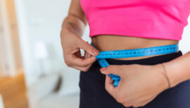 femme sportive se mesure la taille