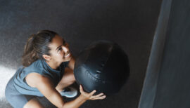 femme qui s'entraîne en wall ball pour une course HYROX