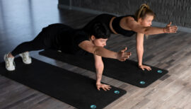 un homme et une femme faisant du gainage