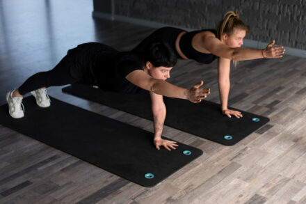 un homme et une femme faisant du gainage