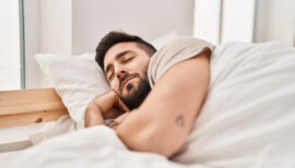 homme dormant 8 heures