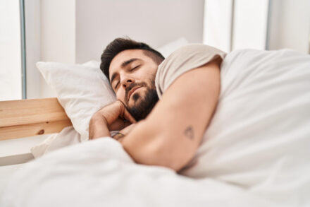 homme dormant 8 heures