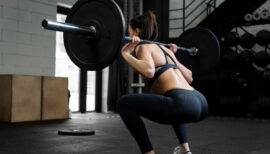 femme faisant un squat pour perdre du poids
