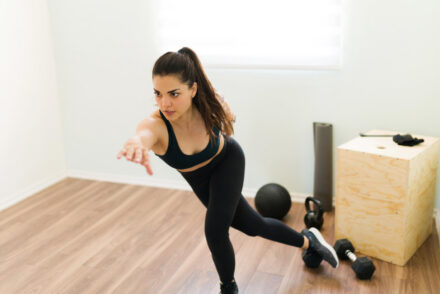 femme pratiquant une activité qui mixe musculation et cardio