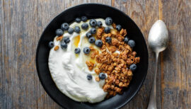 bol de skyr avec myrtilles